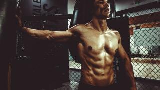 Atleta boxeur a torso nudo