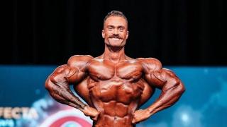 Chris Bumstead in posa