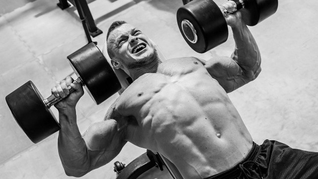 Distensioni con manubri su panca inclinata