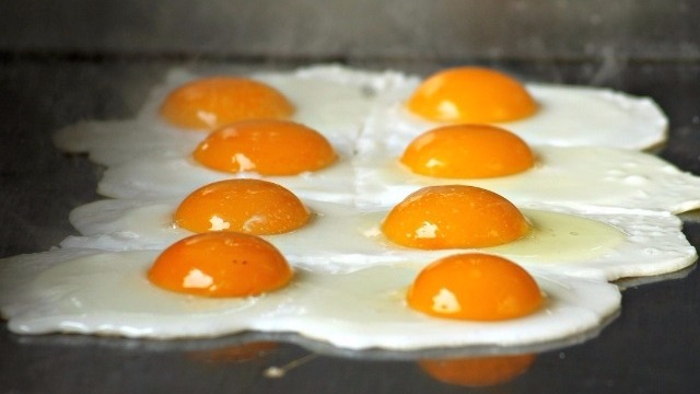 8 uova cotte alla piastra
