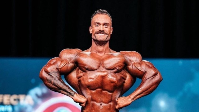 Chris Bumstead in posa