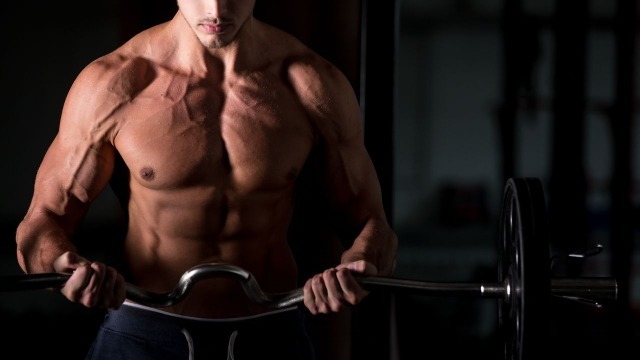 Curl con bilanciere Ez