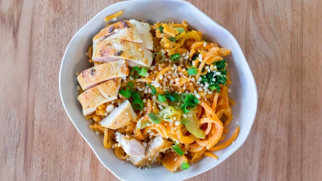 Una porzione di insalata di pollo