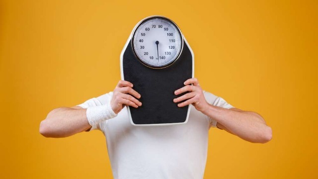 Ragazzo con bilancia