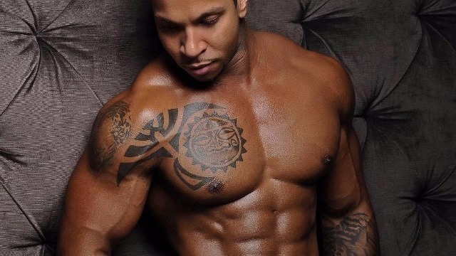 Modello con pettorali scolpiti e tatuaggio