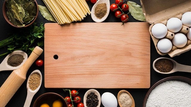 Tavola con ingredienti e alimenti