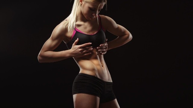 Ragazza bionda con addominali